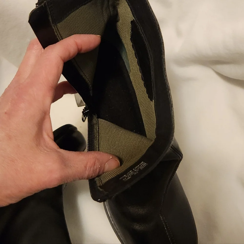 CLARKS Black and Pink Leather Zip up booties Sz 8 - Picture 9 of 10